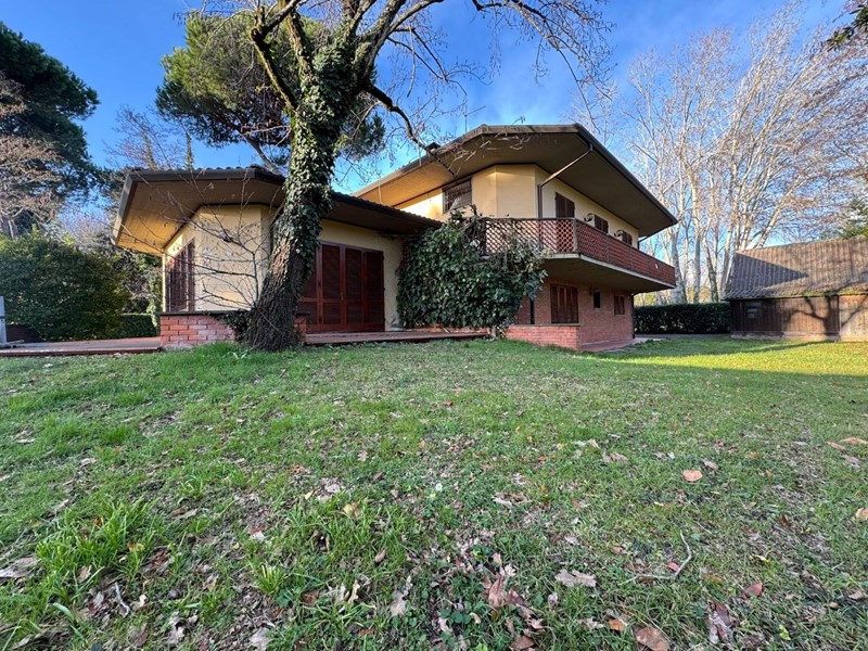 Villa in Vendita a Massa, zona Ronchi, 830'000€, 180 m², arredato