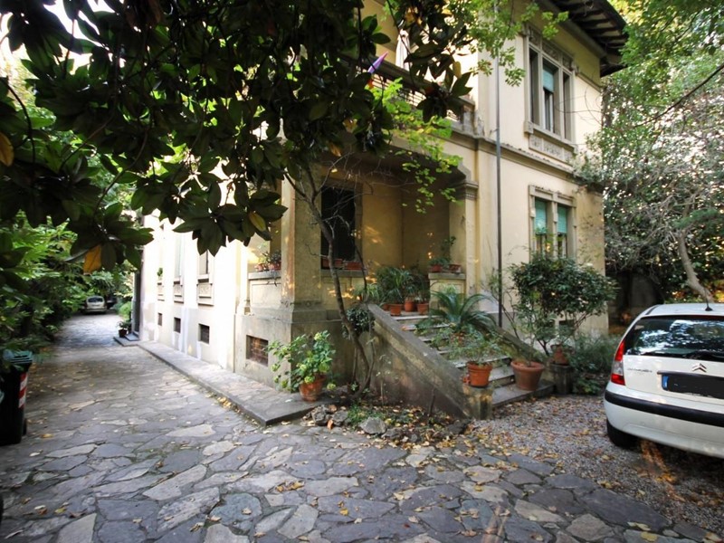 Villa in Vendita a Lucca, 1'100'000€, 500 m², con Box