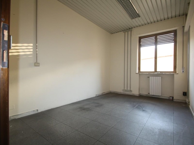 Ufficio in Affitto a Lucca, 1'500€, 120 m²
