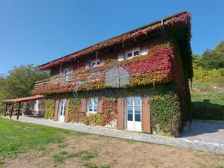 Villa in Vendita a Carro, 450'000€, 450 m², arredato