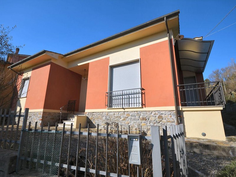 Villa in Vendita a Lucca, zona Nozzano, 275'000€, 100 m²