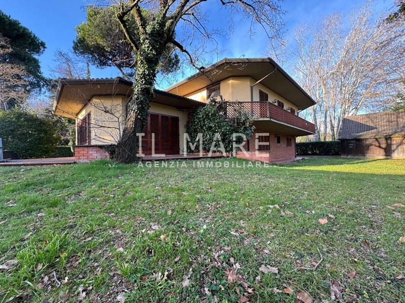 Villa in Vendita a Massa, zona Ronchi, 830'000€, 180 m², arredato