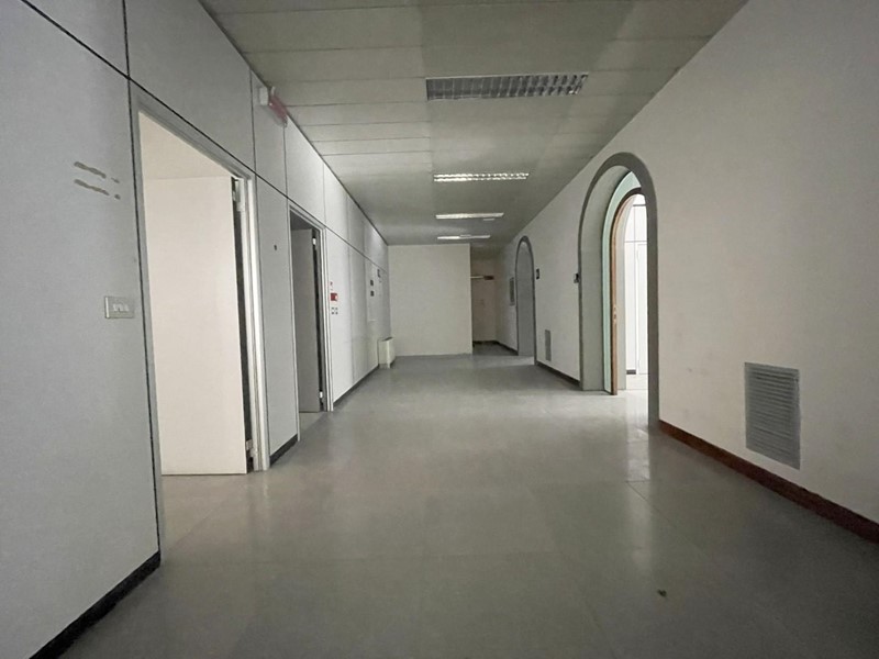 Ufficio in Affitto a Siena, 5'600€, 530 m²