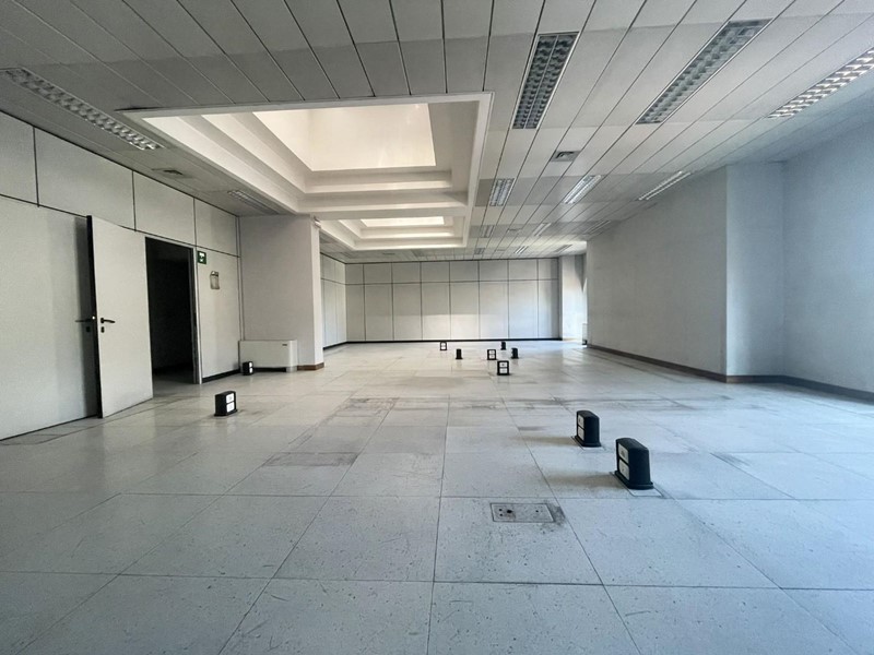 Ufficio in Affitto a Siena, 5'600€, 530 m²