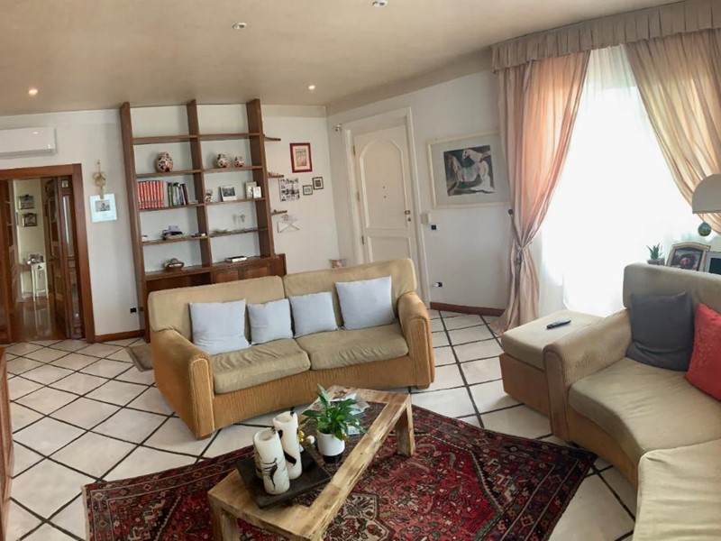 Villa in Vendita a Castelfranco di Sotto, 600'000€, 350 m², con Box