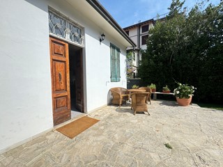 Casa Indipendente in Affitto a Pietrasanta, zona Marina Di Pietrasanta, 3'000€, 160 m², arredato