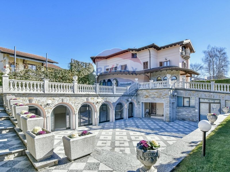 Villa in Vendita a Verbania, zona Antoliva, 750 m²