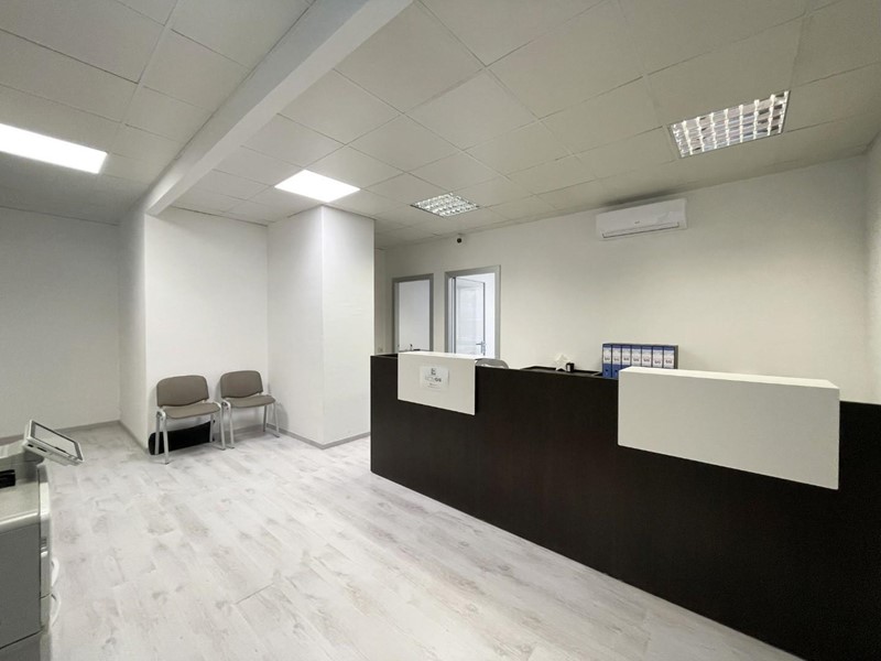 Ufficio in Affitto a Siena, 850€, 65 m²