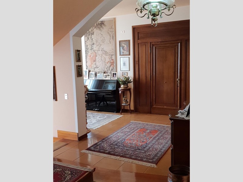 Villa bifamiliare in Vendita a Vinci, zona Sovigliana, 600'000€, 300 m², arredato, con Box