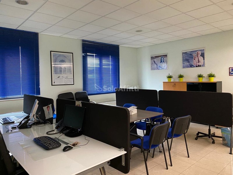 Ufficio in Affitto a Pescara, zona Tiburtina, 2'550€, 300 m², arredato
