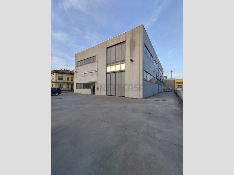 Capannone in Vendita a Arzignano, 650'000€, 914 m²