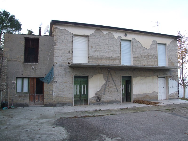 Casa Indipendente in Vendita a Apice, zona Contrada San Martino, 30'000€, 100 m², con Box