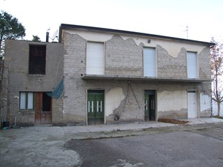 Casa Indipendente in Vendita a Apice, zona Contrada San Martino, 30'000€, 100 m², con Box