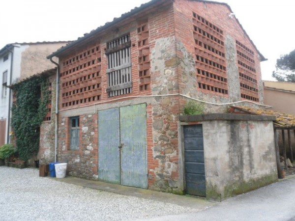 Casa di corte in Vendita a Capannori, zona Lammari, 65'000€, 140 m², con Box