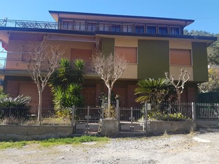 Casa Indipendente in Vendita a Montignoso, 675'000€, 300 m²