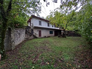 Casa di corte in Vendita a Capannori, zona Petrognano, 250'000€, 150 m²