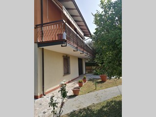 Casa Indipendente in Vendita a Carrara, zona Avenza, 380'000€, 250 m², con Box