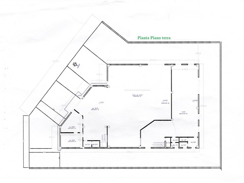 Capannone in Vendita a Bibbona, zona La California, 380'000€, 873 m²