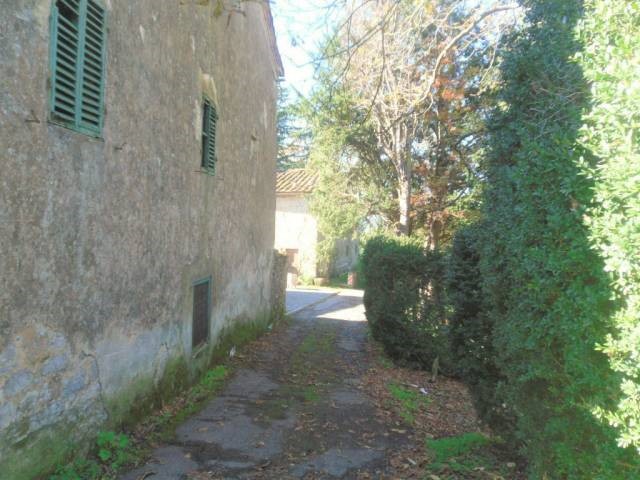 Casa di corte in Vendita a Lucca, zona Deccio di Brancoli, 200'000€, 400 m²