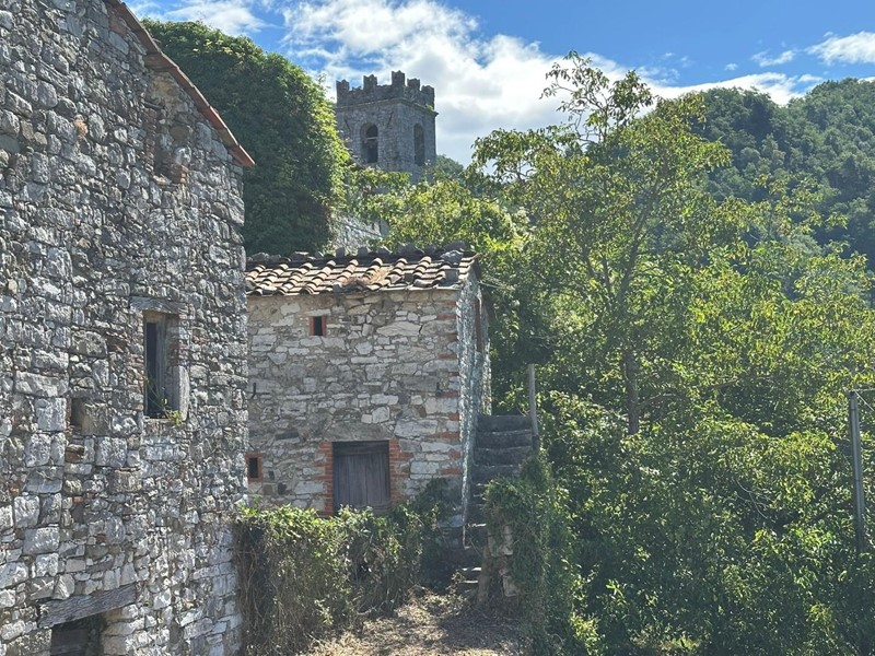 Casa di corte in Vendita a Lucca, zona Deccio di Brancoli, 160'000€, 400 m²