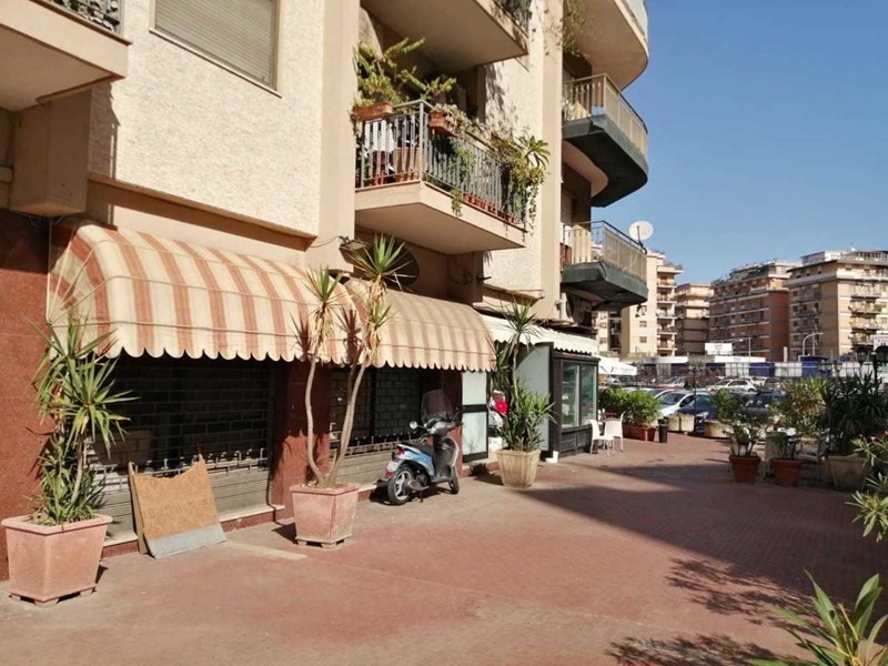 Immobile commerciale in Vendita a Palermo, zona RESTIVO-ABRUZZI, 140'000€, 80 m²