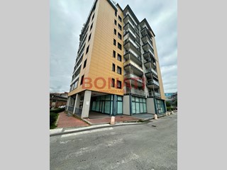 Immobile commerciale in Vendita a La Spezia, zona Periferia Est, 700'000€, 353 m², con Box