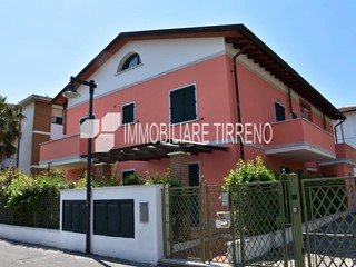 Attico in Affitto a Massa, zona Marina di Massa, 2'500&euro;, 60 m², arredato