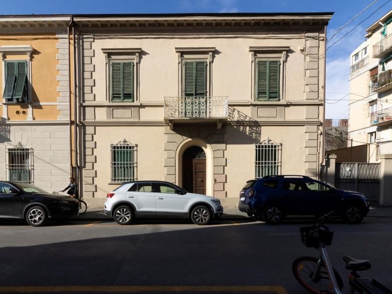 Villa in Vendita a Pisa, 880'000€, 330 m², con Box