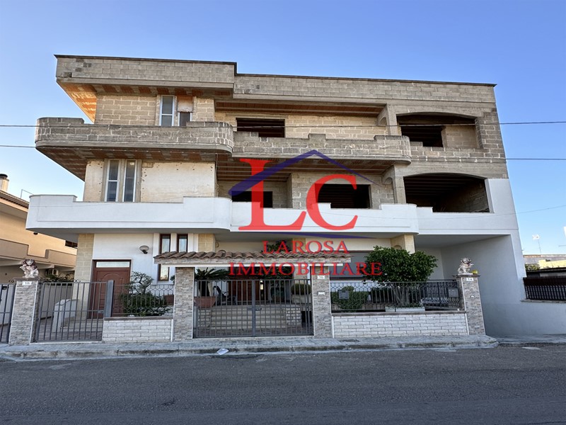 Appartamento in Vendita a Lizzanello, zona Merine, 75'000€, 200 m²