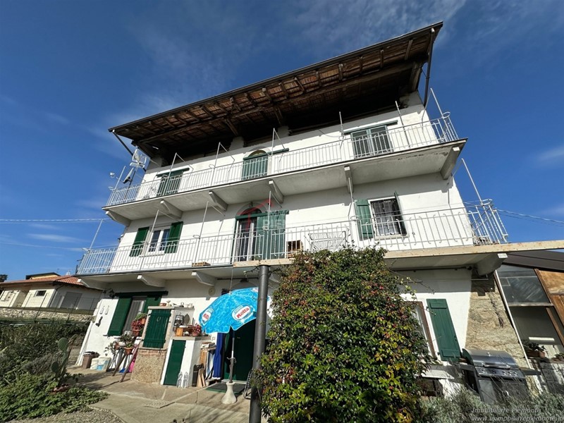 Casa Indipendente in Vendita a Invorio, zona Mescia, 225'000€, 300 m², con Box