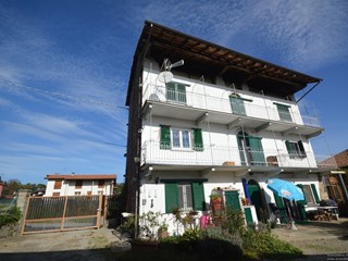 Casa Indipendente in Vendita a Invorio, zona Mescia, 225'000€, 300 m², con Box