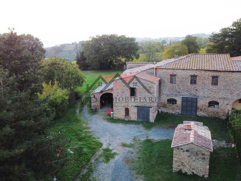Casale in Vendita a Pomarance, 380'000€, 430 m²