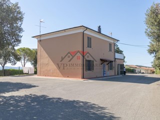 Casa Semi Indipendente in Vendita a Pomarance, zona Lustignano, 110'000€, 86 m², arredato, con Box