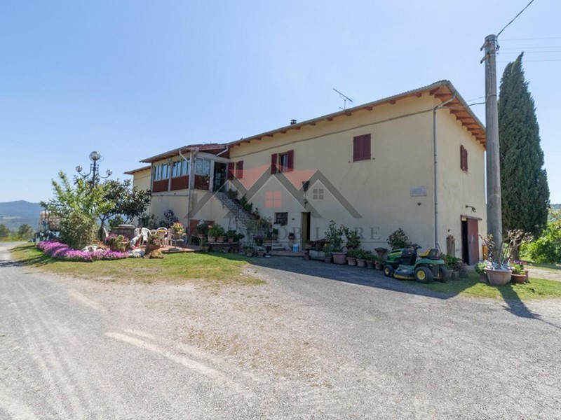 Casale in Vendita a Pomarance, 580'000€, 510 m², arredato, con Box