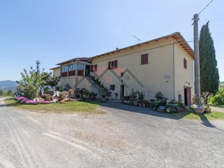 Casale in Vendita a Pomarance, 395'000€, 510 m², arredato, con Box