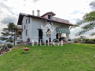 Villa in Vendita a Massarosa, 650'000€, 250 m², arredato