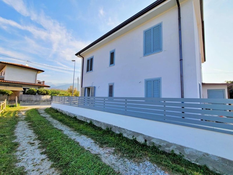 Villa bifamiliare in Vendita a Massa, zona Marina di Massa, 449'000€, 125 m², arredato