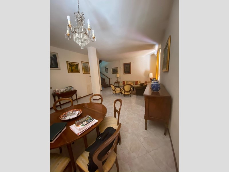 Casa Indipendente in Vendita a Massa, zona Ronchi, 850'000€, 220 m², arredato