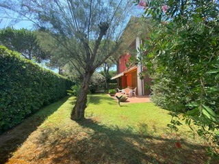 Casa Indipendente in Vendita a Massa, zona Ronchi, 850'000€, 220 m², arredato