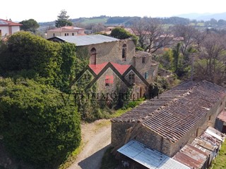 Casale in Vendita a Pomarance, 150'000€, 600 m², con Box