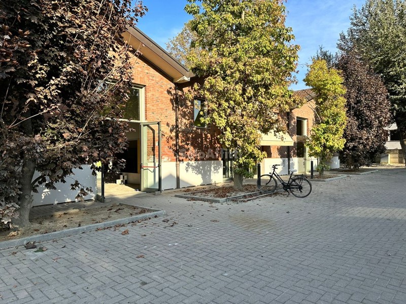 Laboratorio in Affitto a Faenza, zona Borgo, 155 m²