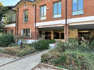 Laboratorio in Affitto a Faenza, zona Borgo, 155 m²