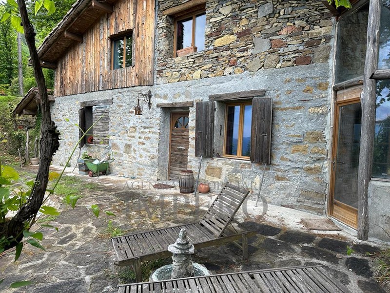 Casa Indipendente in Vendita a Pigna, 330'000€, 170 m²