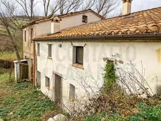 Casa Indipendente in Vendita a Poggio San Marcello, 80'000€, 307 m², con Box