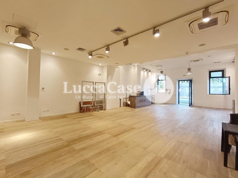 Immobile commerciale in Affitto a Lucca, zona San Concordio Contrada, 3'000€, 200 m²