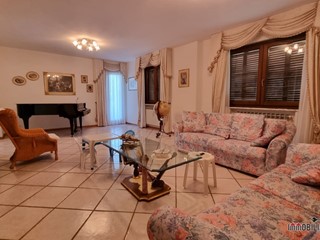 Villa in Vendita a Colle di Val D'Elsa, 580'000&euro;, 363 m²