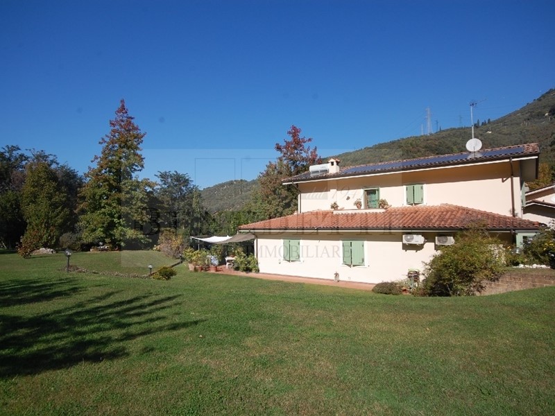 Villa in Vendita a Pietrasanta, zona Prima Collina - Pedecollinare, 180 m², con Box