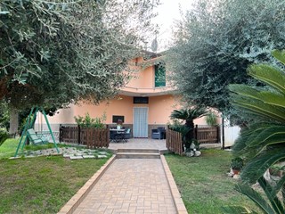 Villa in Vendita a San Felice a Cancello, zona Cancello Località Piazza Vecchia, 380'000€, 380 m², con Box