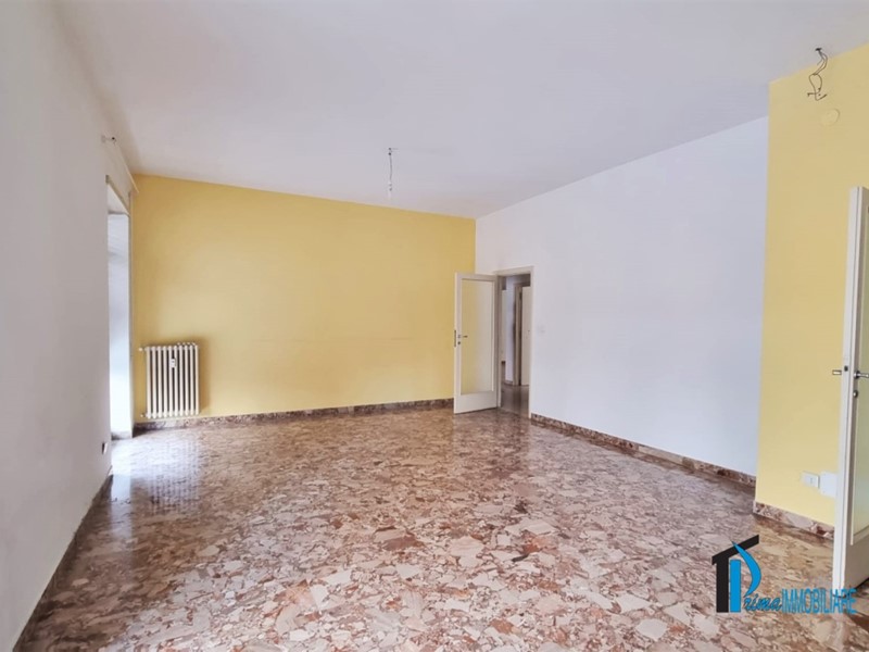 Appartamento in Vendita a Terni, 105'000€, 166 m²