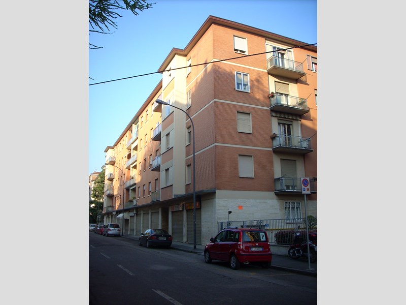 Negozio in Affitto a Bologna, zona Mazzini, 750€, 51 m²